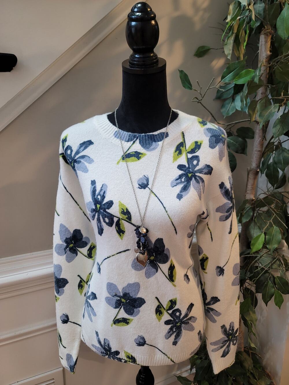 Love Ellie Pullover Sweater Women's Small White Floral Crew Neck Long Sleeve